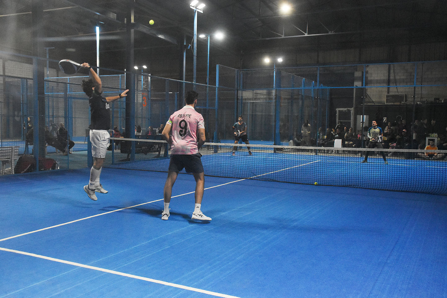 Cuarenta parejas participan en el VII Torneo de Pádel Borriquita y Estrella