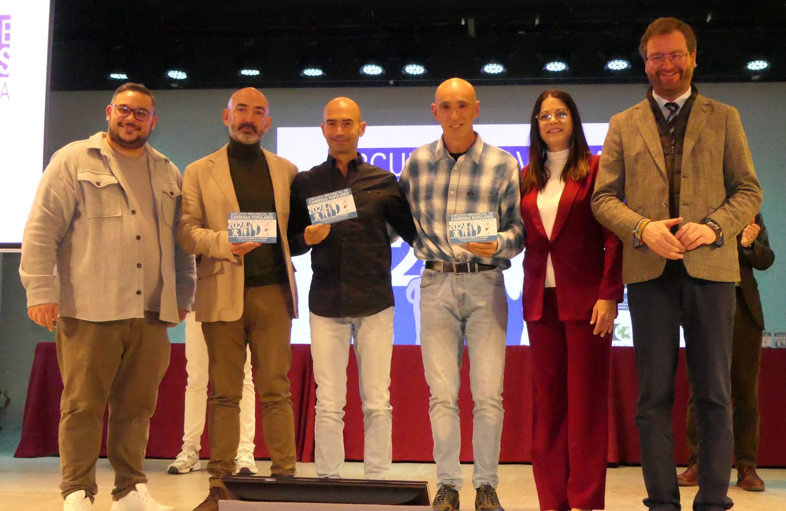 Pedro Pérez recoge el trofeo como mejor de su categoría en el Circuito Provincial de Carreras Populares